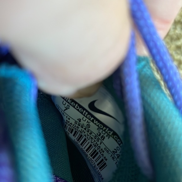 Nike - Picture 2 of 5